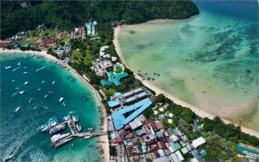 ภาพมุมสูงเกาะพีพีดอน อ่าวต้นไทรและอ่าวโละดาลัม