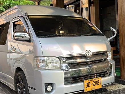 รถตู้ Toyota Hiace ป้ายเหลืองของอันดานูร