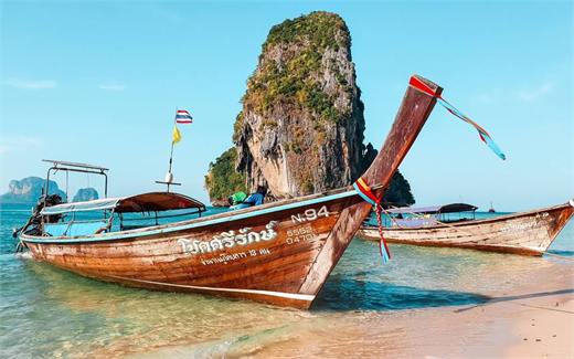 เรือหางยาวหน้าเขาหินปูนที่อ่าวไร่เลย์