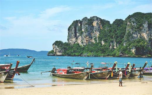 เรือหางยาวเรียงรายที่หาดอ่าวนาง
